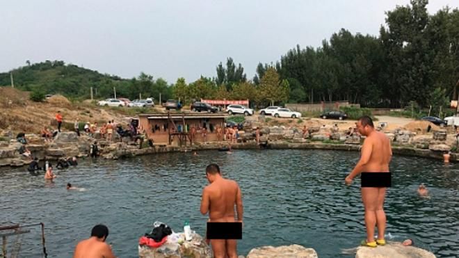 Bãi tắm tiên tại Trung Quốc - chốn thiên đường hay nơi biến thái?