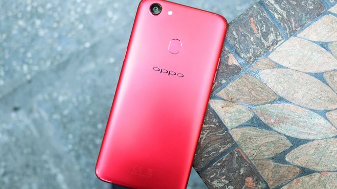 Cận cảnh OPPO F5 trẻ trung với thân máy màu đỏ đẹp xuất sắc