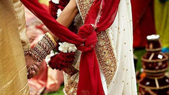 Dự đám cưới bạn, chàng trai bị ép làm… chú rể