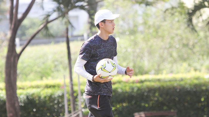 Xuất hiện ‘hot boy nhặt bóng’ đốn tim fan nữ tại giải bóng đá sinh viên TP.HCM - Vinaphone Cup