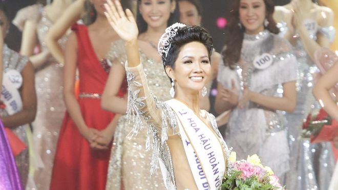 Gọi tân Hoa hậu H'Hen Niê là 'nhan sắc da màu', fanpage HHHV Việt Nam bị chỉ trích nặng nề