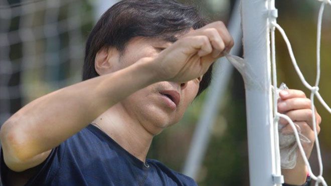 HLV Miura đi dép lê, nhặt rác, sửa lưới trước ngày CLB TP.HCM ký 'bom tấn' thứ 2