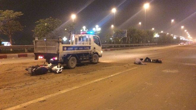 Xe tải 'thải bậy' khắp mặt cầu Nhật Tân, hơn chục xe máy gặp nạn