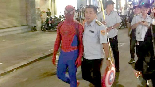 Bán hàng rong ở phố đi bộ Nguyễn Huệ, người nhện bị phạt 350.000 đồng