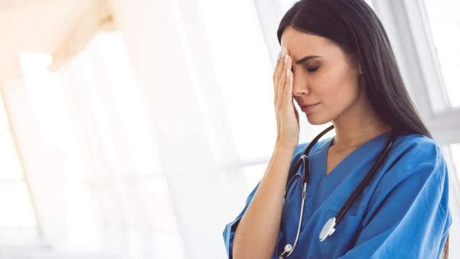 Ở lại tăng ca cứu chữa thêm người bệnh, nữ y tá bức xúc vì điều vô lý này