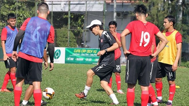 'Soái ca' Miura đeo kính đen cực chất, tra tấn thể lực đội bóng của Công Vinh trong ngày hội quân