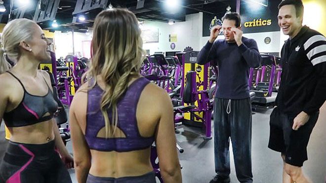 Hai hot girl khỏa thân tập gym giữa bàn dân thiện hạ mà không ai phát hiện