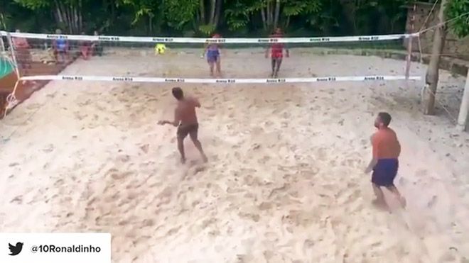 Ảo diệu: Ronaldinho trổ tài chơi bóng chuyền bằng ngực khiến đối thủ sấp mặt