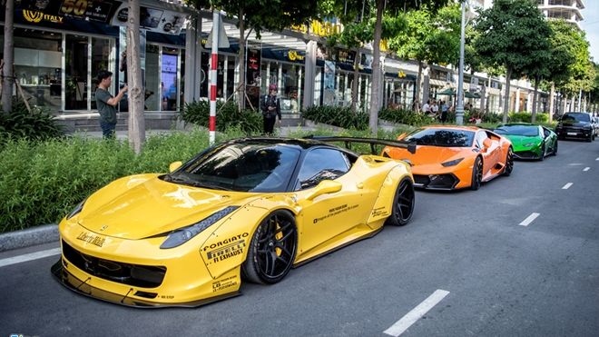 Dàn siêu xe triệu USD trên phố Sài Gòn