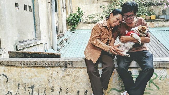 Tình yêu tươi xanh của cặp vợ chồng U60 vẫn bận rộn làm, bận rộn yêu