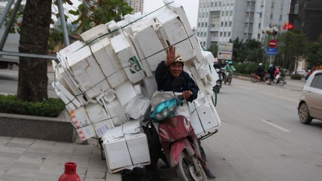 Rét đậm 13 độ C kèm gió lớn, nhiều người Hà Nội đi xe không vững