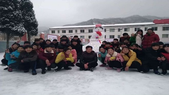 Tuyết giăng kín đường về nhà, thầy trò vẫn mở tiệc liên hoan giữa trời lạnh giá