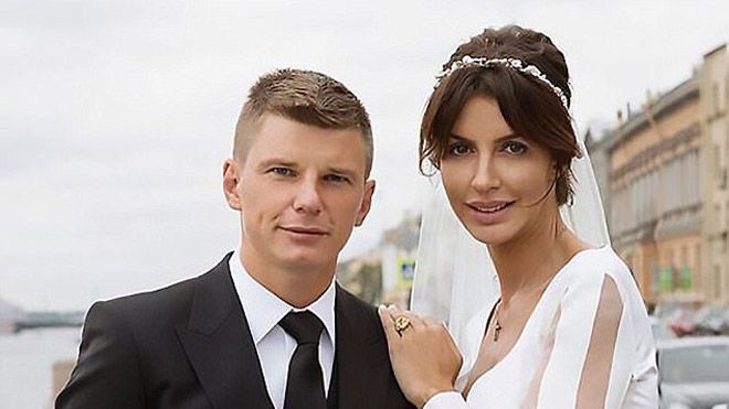 Bị đuổi xuống máy bay, vợ cựu sao Arsenal tự nhận là điệp viên Nga