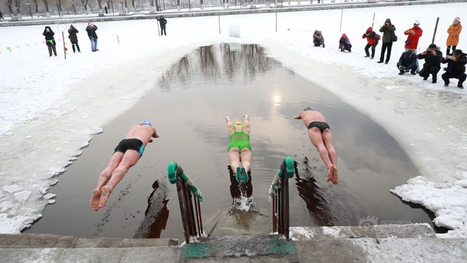 Trời lạnh -20 độ C, người dân vẫn háo hức thi bơi giữa hồ băng