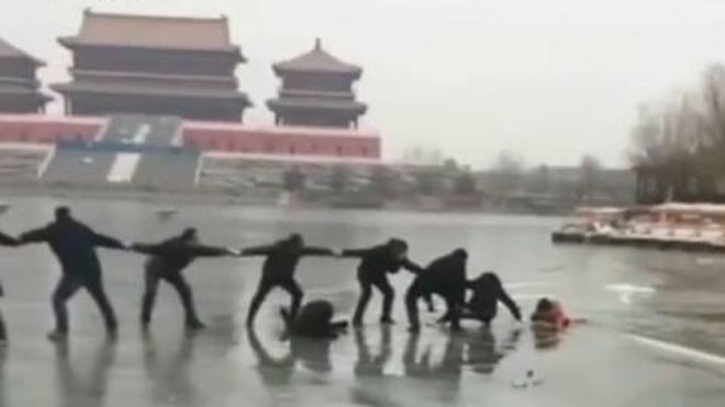 Chuyện ấm lòng ngày đông: Người dân nắm tay kết thành dây cứu hai mẹ con rơi xuống hồ băng