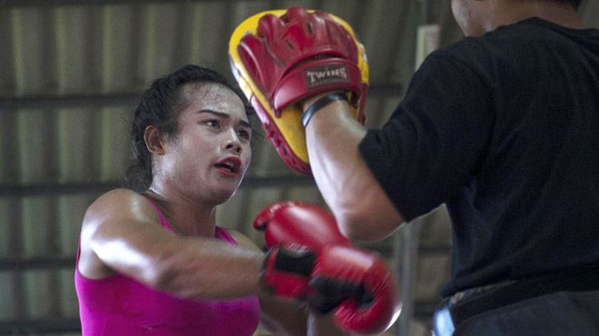 Cô gái chuyển giới đấu Muay Thái gây sốt trên nước Pháp