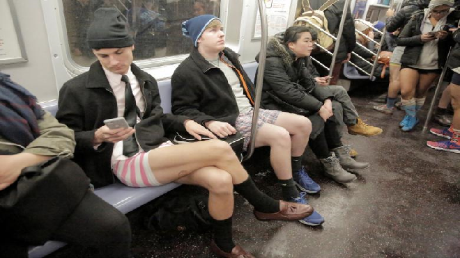 Ngày hội 'không mặc quần đi tàu điện ngầm’:  Hàng nghìn người hưởng ứng mặc kệ thời tiết mưa rét