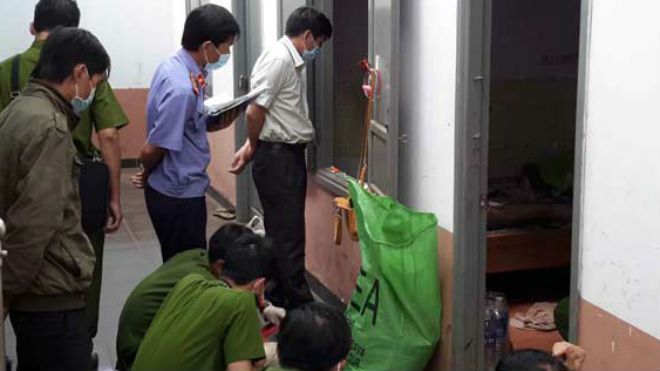 Mâu thuẫn trong phòng trọ, vợ cầm dao đâm chồng tử vong