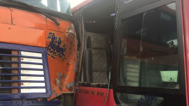 Tài xế xe buýt truy đuổi xe container như phim hành động giữa xa lộ