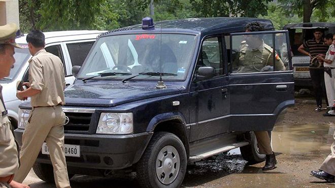 Để bảo vệ người yêu, con gái nhẫn tâm đẩy cha ngã từ tầng 3 xuống đất