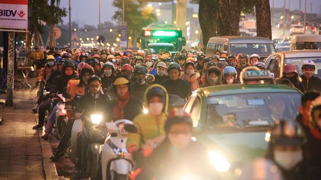 Người Hà Nội 'điên đầu' chịu trận tắc đường kinh hoàng trong thời tiết giá rét