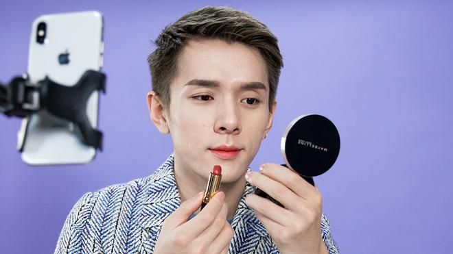 Thử hơn 300 cây son môi mỗi ngày, chàng beauty blogger đẹp trai kiếm thu nhập 'khủng'