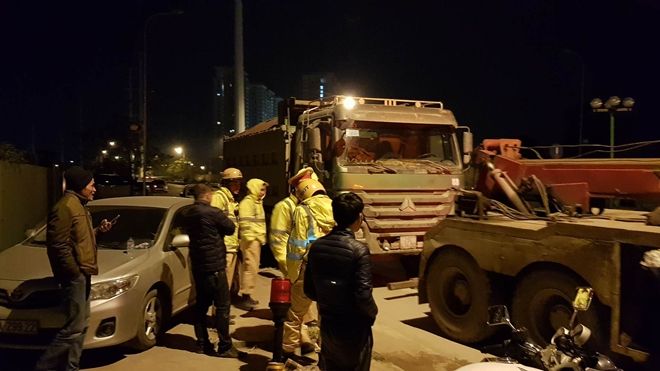 Chống đối suốt 5 tiếng, xe tải bị CSGT 'cẩu' về tạm giữ 7 ngày