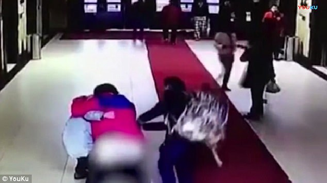 Người phụ nữ bất ngờ đẻ rơi con ở ngay lối vào bệnh viện vì lý do không tưởng