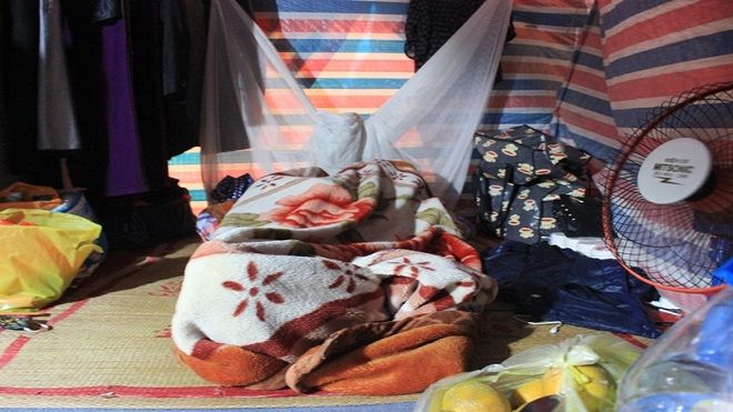 Nữ cấp dưỡng tái mặt vì sự cố trong nhà tắm tạm của công nhân