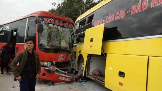 Xe khách đấu đầu kinh hoàng trên quốc lộ, hành khách hoảng loạn trèo qua cửa sổ thoát nạn