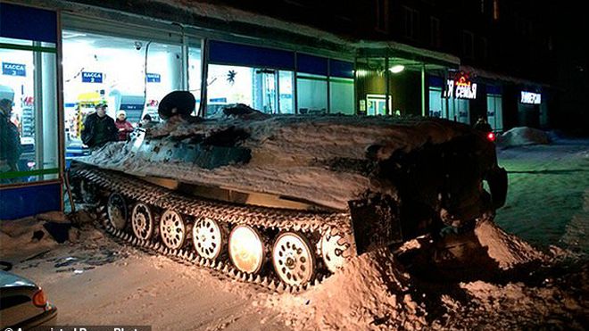 Người đàn ông dùng xe bọc thép phá cửa, gây tai nạn liên hoàn chỉ vì 1 chai rượu