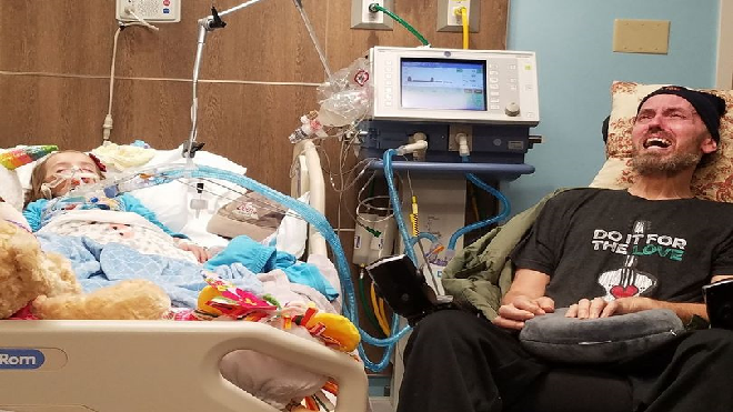 Người ông bật khóc nhìn cháu gái đau đớn vì ung thư: Bức ảnh khiến hàng triệu người rơi lệ