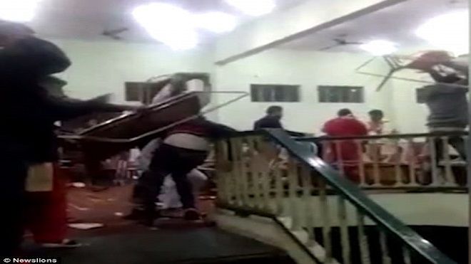 Đám cưới bỗng biến thành 'đấu trường sinh tử' vì lý do hài hước