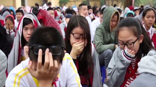 Buổi sinh hoạt đầu tuần hiếm hoi khi học trò khóc rưng rức dưới sân trường