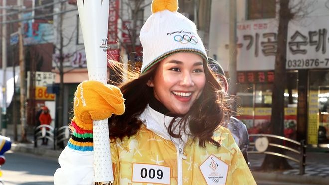 Trời lạnh -10 độ, Thanh Hằng vẫn đẹp rạng rỡ đi rước đuốc ở Thế vận hội mùa đông 2018