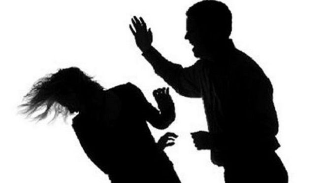 Chỉ vì một chỗ ngồi trên tàu, cụ ông bạt tai cô gái trẻ không thương tiếc