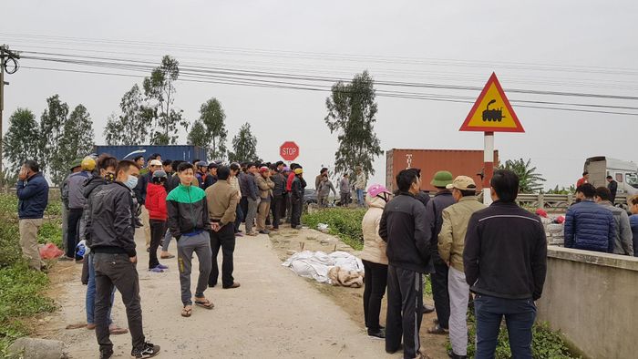 Băng qua đường sắt không quan sát, đôi nam nữ bị tàu hoả tông tử vong