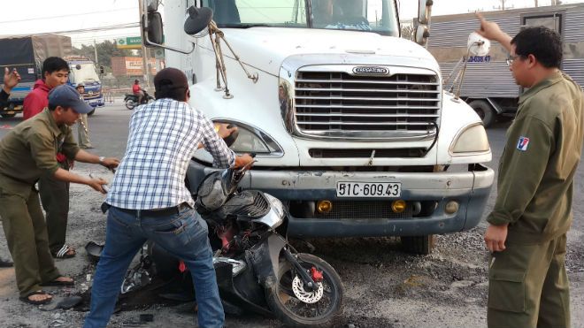 Xe tay ga bị cán nát vụn, mắc kẹt dưới gầm trước xe đầu kéo