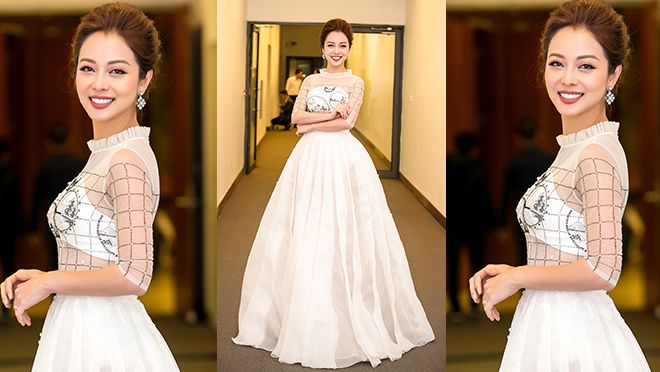 Jennifer Phạm diện đầm xuyên thấu che ngực '1 găng tay' làm MC