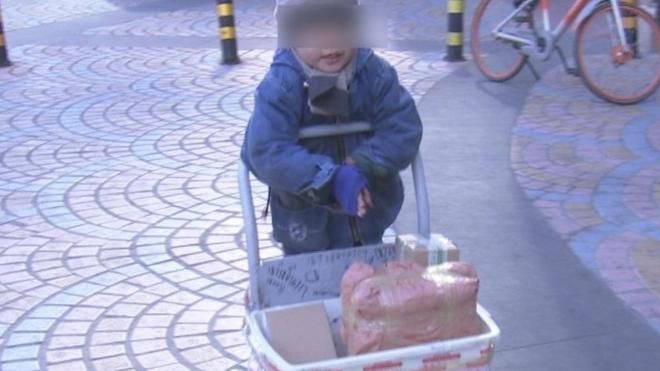 Câu chuyện thương tâm phía sau cậu bé giao hàng run rẩy, bàn tay đỏ hoe vì giá lạnh