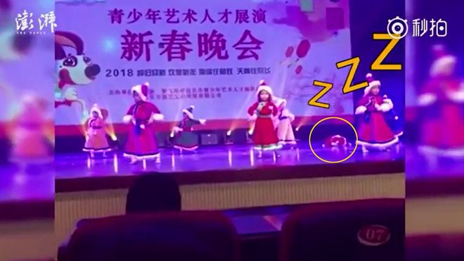 Chết cười với bé 3 tuổi ngủ gật ngon lành trên sân khấu dù đang biểu diễn