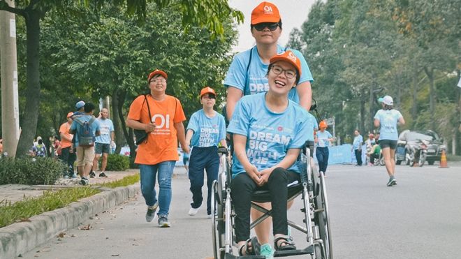 Xúc động nhìn người khiếm thị được dắt tay vượt chặng đua 5 km