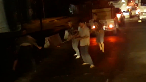 Clip: Nhóm tài xế đánh nhau như… trong phim tại phà Vàm Cống