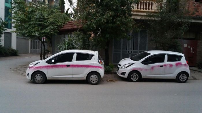 Hàng chục xe ô tô bị xịt sơn bẩn trong đêm ở Hà Nội