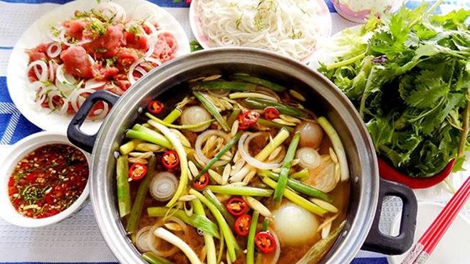 Lẩu bò nhúng mắm me nóng bỏng lưỡi ngày lạnh