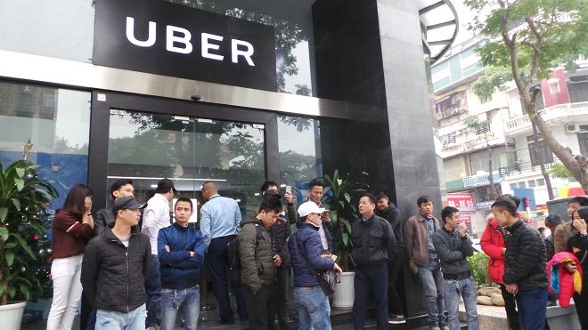 Hàng trăm tài xế Grab, Uber đồng loạt tắt app, đình công