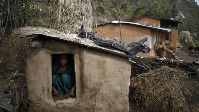 Vì hủ tục cách ly phụ nữ đang trong kỳ kinh nguyệt, cô gái 21 tuổi bị đuổi khỏi nhà và chết cô quạnh trong giá rét