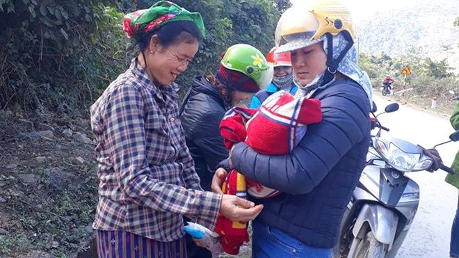 9 cô giáo miền núi đỡ đẻ cho thiếu phụ trên đường