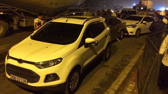 Va chạm giao thông liên hoàn, 4 chiếc xe ô tô 'dồn toa', hư hỏng nặng trên phố Hà Nội