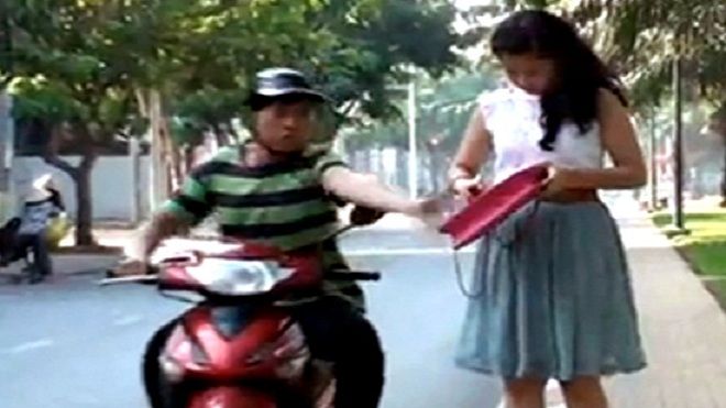 Lao xe hạ gục tên cướp giật dây chuyền trên đường phố Sài Gòn